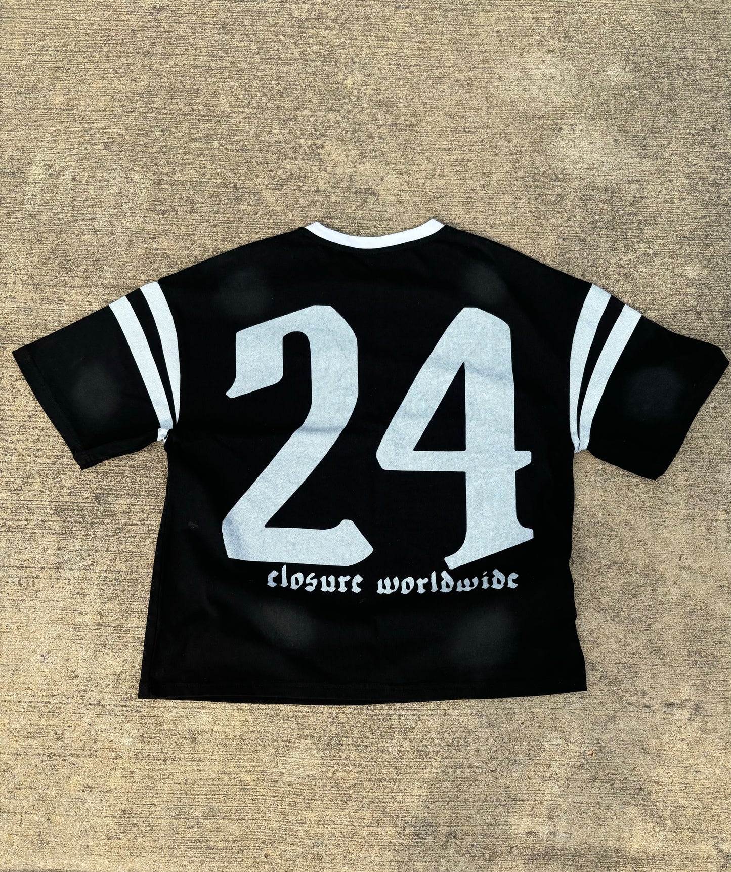 Black/white Closure T