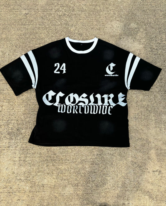 Black/white Closure T