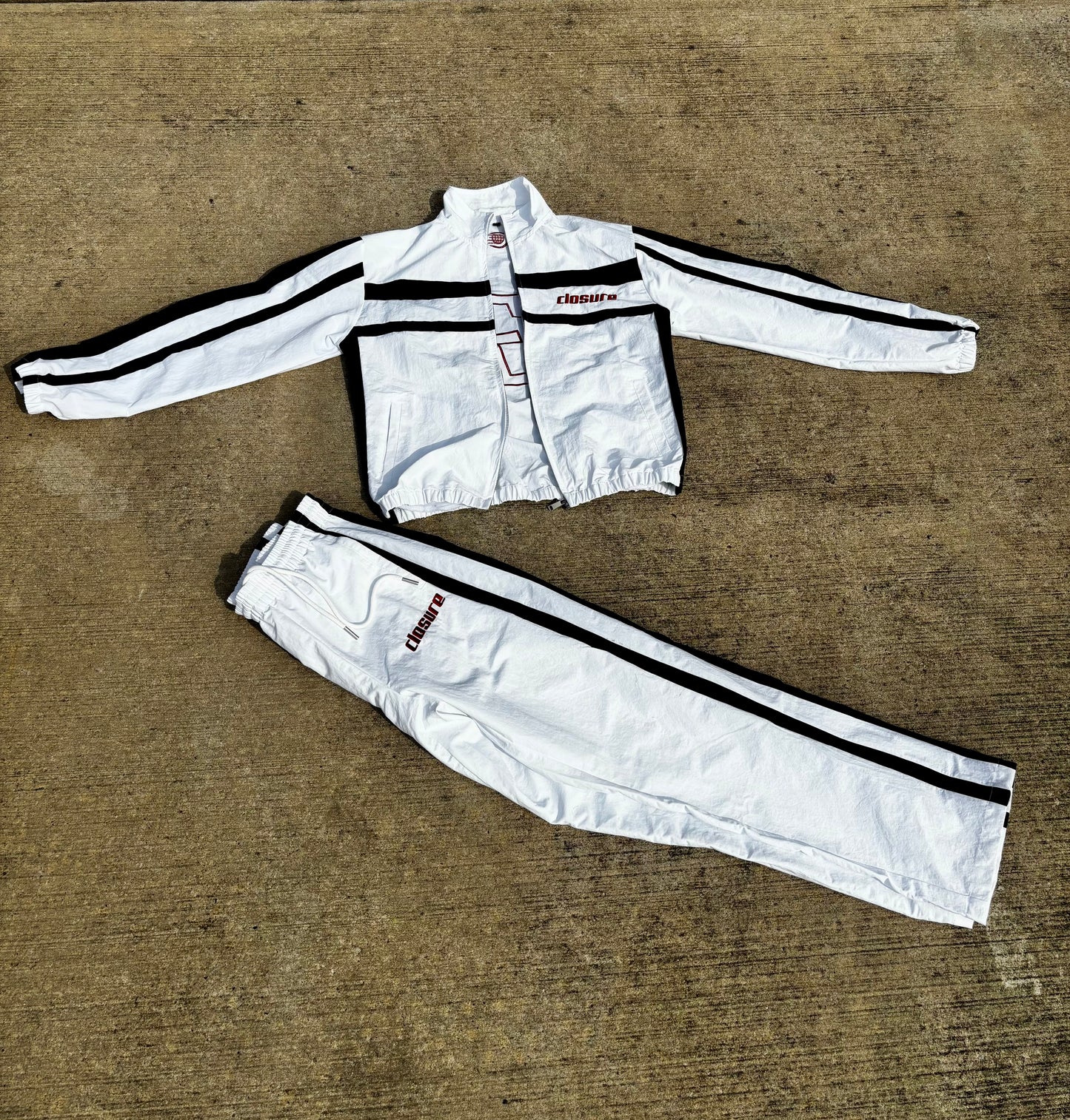(Closure nylon Tracksuit)       white, red,black